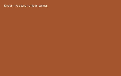 Kinder in Kajaks auf ruhigem Wasser